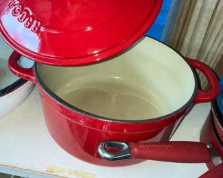 Lodge enameled cast iron pot w/ lid