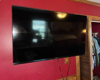 Large Sony flatscreen w/ wall mount