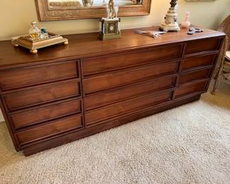 Dresser (close)