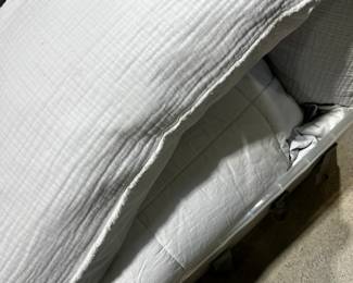 King Comforter / Matching King Pillows Clean. 3 pc