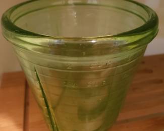 Vtg. Uranium  measuring cup