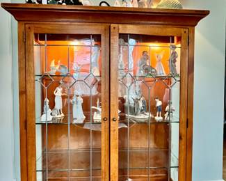 Beautiful lighted cabinet w/lead glass doors 