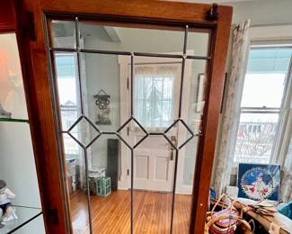Beautiful lighted cabinet w/lead glass doors 