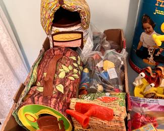 1980 Fisher Price Woodsy House, Cabin Airport 9 animals & access 