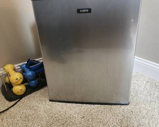 Mini refrigerator