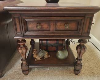Qty 2 end tables