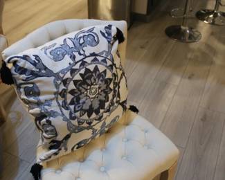 Round Dining Table W/ Upholstered Chairs