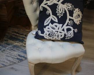 Round Dining Table W/ Upholstered Chairs