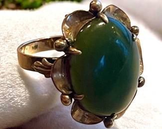 Jade Oval Ring (18k gold)