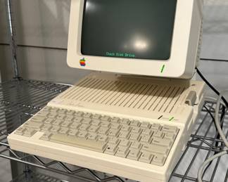 Apple Iic, working and in near mint condition.