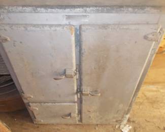 Metal ice box