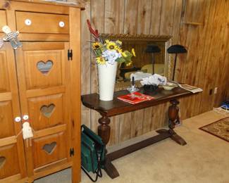 That wonder console table again, is hold some very nice Coke memoribilia