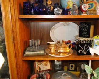 We have lots of small items to offer, which is really incredible that each and every one of them are in outstanding condition.  Again, focus on those black "jewel-bedazzled"pieces