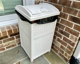 Outdoor trash can