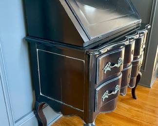 Grange Scribean Desk with pink interior - Timeless and Elegant.
This stunning piece boasts a gracefully slant top that opens to reveal a beautifully crafted writing surface, and is adorned with cabriole legs, gently undulating curves, and intricate detailing and rich finishes, showcasing the craftsmanship of a bygone era.