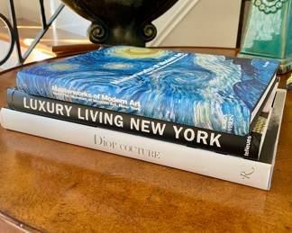 Luxury Living New York - The distinctive urban experience, New York is often considered the ultimate city. This captivating compendium contains the very finest the Big Apple has to offer. Whether a glinting modern masterpiece in Manhattan or a solidly traditional structure set in the Hamptons, there is an unsurpassed array of architectural and interior options. Home to captains of industry and culture alike, this magnificent metropolis offers infinite possibilities. With a selection of dazzling photographs by Reto Guntli, you l'l feel right at home or at least wish you were!