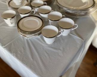 Royal Worcester china
8x 5 pc place settings