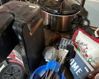 Like new crockpot and accessories
