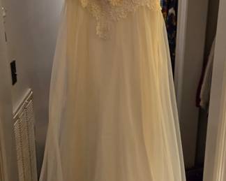 Vintage wedding dress- pictures don't do it justice ! 