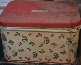 Tin bread box 