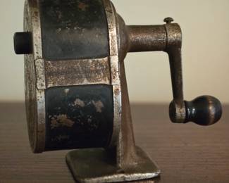 Manual pencil sharpener