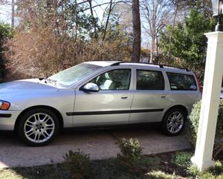 Volvo V 70 Wagon  2001  Brand new Battery 227677 Miles  Runs Smooth!     ASKING  $2000   Cash only   Deposit required.    First come First Served   test drive from 7til 8:15am on Thursday  
