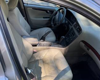 Volvo V 70 Wagon  2001  Brand new Battery 227677 Miles  Runs Smooth! 