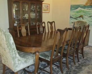 Gorgeous Ethan Allen formal dining table w/two leaves and eight chairs.  