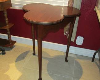 Nice clover shaped side table.