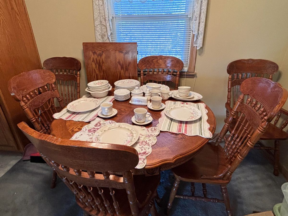 Gorgeous dining room table with leaf 4 chairs and 2 captain chairs - like new condition
