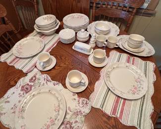 Pfaltzgraph Tea Rose 40 piece set