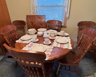 Gorgeous dining room table with leaf 4 chairs and 2 captain chairs - like new condition