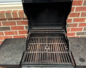 C19 - $60 - Small Char Grill propane grill, with tank & cover. 