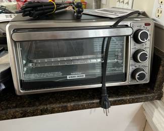 C40 - $10 Black & Decker Toaster Oven