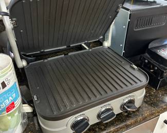 C42 - $25 - Cuisinart Griddler with reversible cook plates. 