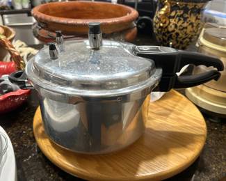 C48 - $10 -  5 Quart Aluminum Pressure Cooker by Casa Essentials