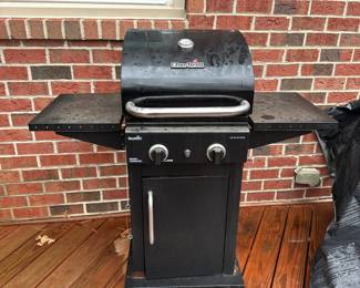 C19 - $60 - Small Char Grill propane grill, with tank & cover. 