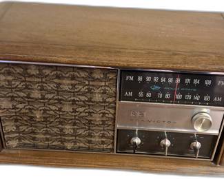 Vintage RCA Victor AM/FM Radio