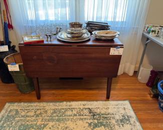 Drop leaf table