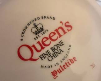 Queen’s Fine Bone China “Yuletide” Teapot with 5 Mugs