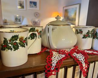 Queen’s Fine Bone China “Yuletide” Teapot with 5 Mugs