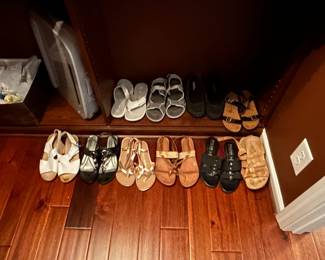 Size 9-9 1/2 women's shoes-
Gently worn