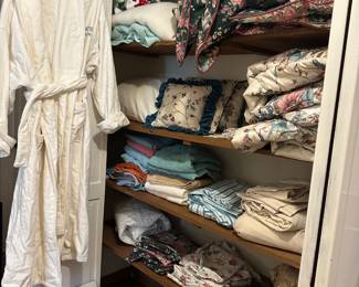 linens. queen size bedding