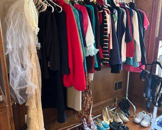 women's clothing size small. shoes 6/6.5