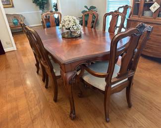 dining table with two leaves and table pads