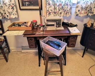 Singer base and Kenmore machine 