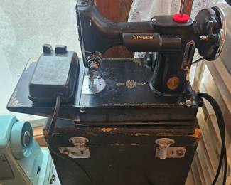 Vintage Singer Featherweight Sewing Machine w/ Box & Pedal