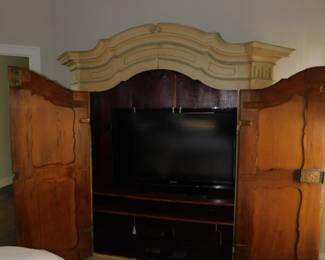 Early 19th Century Dutch Elm Armoire C. 1800 Interior
