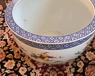 Jing De Zhen ceramic large tank. 