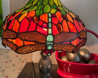 Tiffany style lamp w/dragonflies 